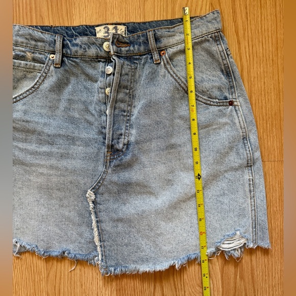 Free People Distressed Denim Mini Skirt Size 31 - Picture 4 of 4